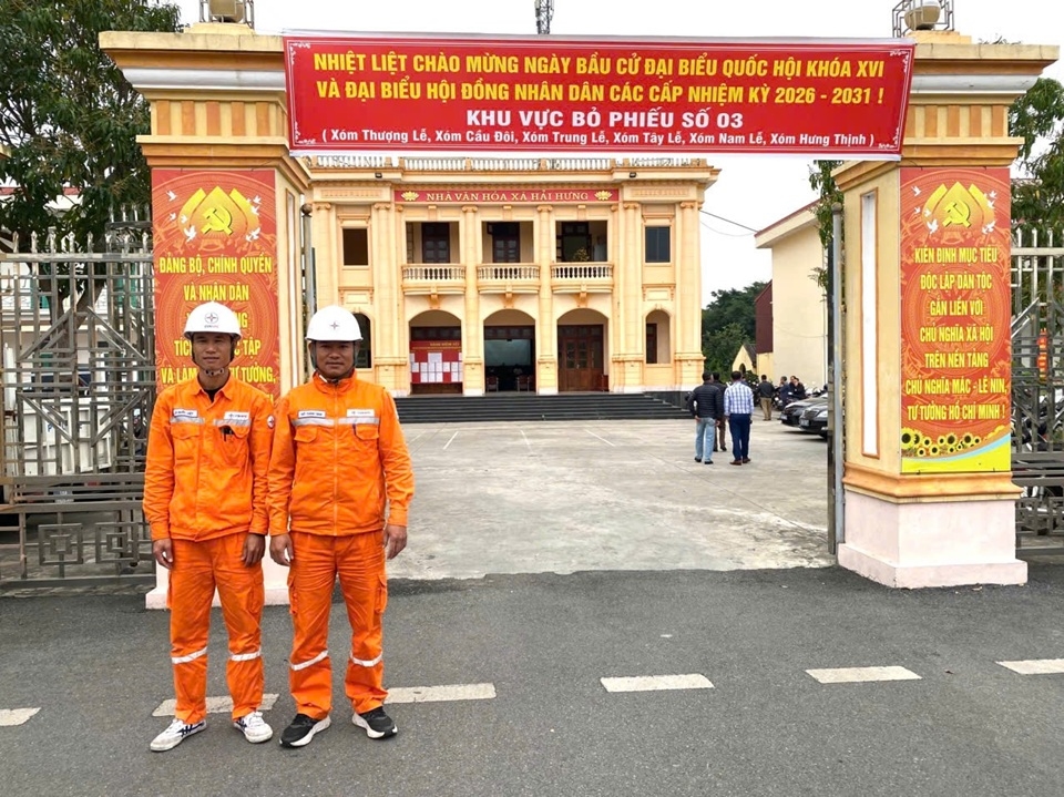 Nhân viên ĐQLĐLKV Hải Hậu- Công ty Điện lực Ninh Bình thực hiện ứng trực tại địa điểm diễn ra bầu cử