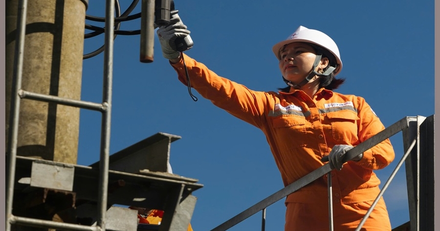 Nữ Tổ trưởng ngành điện tận tụy với nghề, trọn vẹn với gia đình