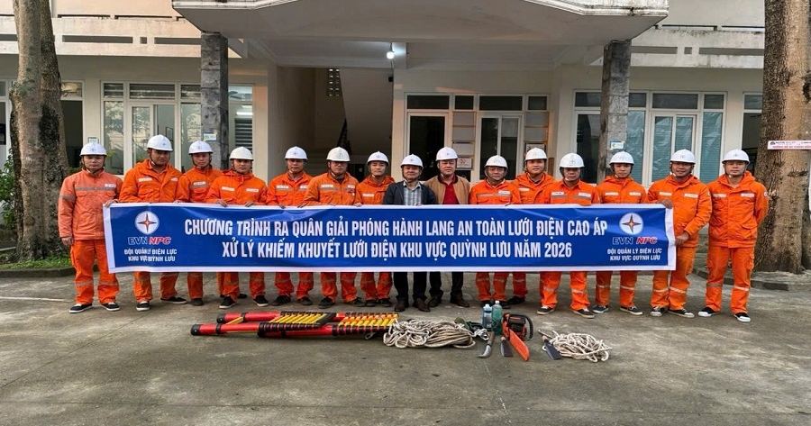 Đội Quản lý Điện lực khu vực Quỳnh Lưu (CTĐL Nghệ An) phối hợp chính quyền địa phương ra quân phát quang hành lang an toàn lưới điện cao áp