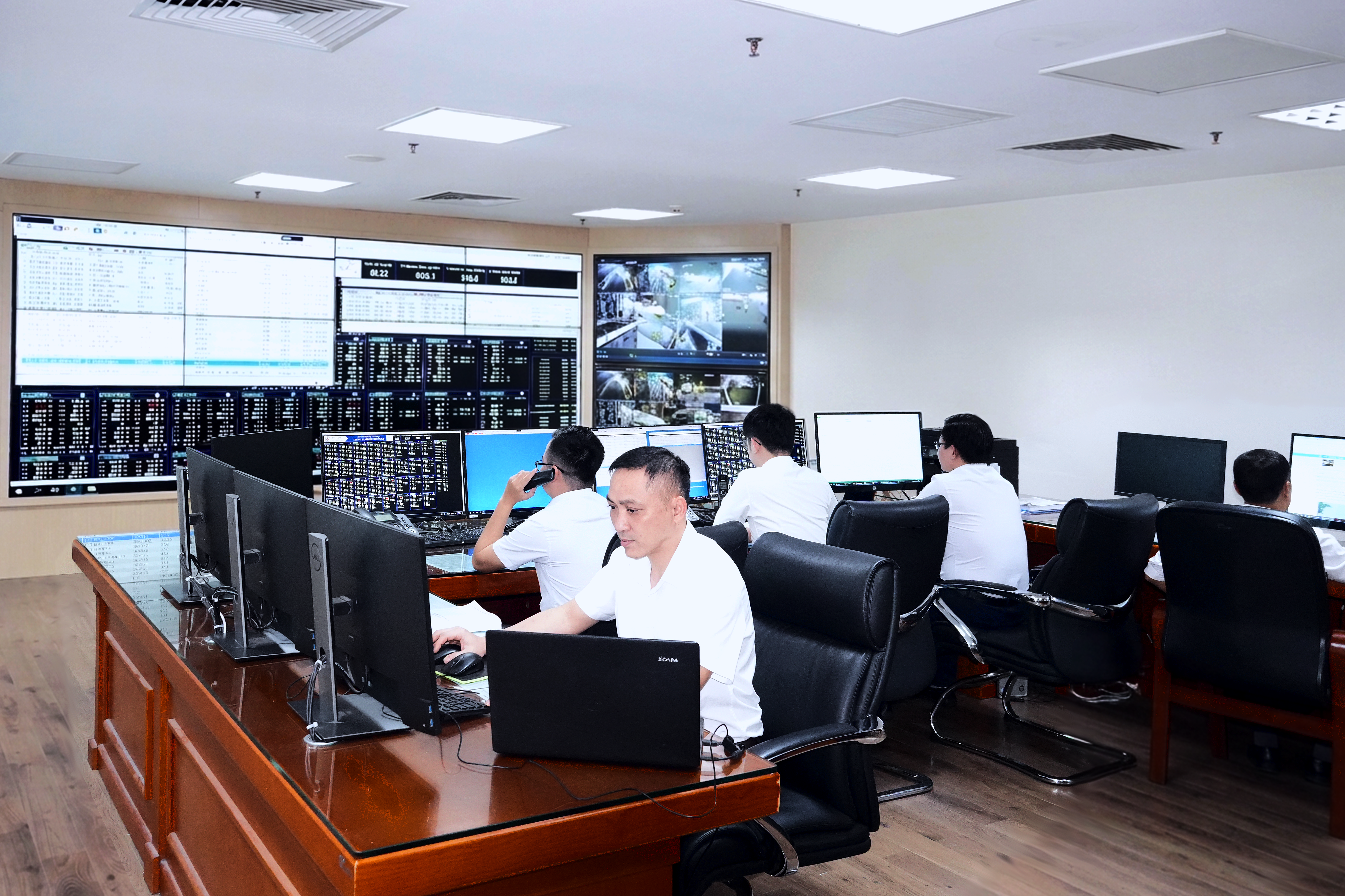 Nhân viên phòng điều độ trực điện