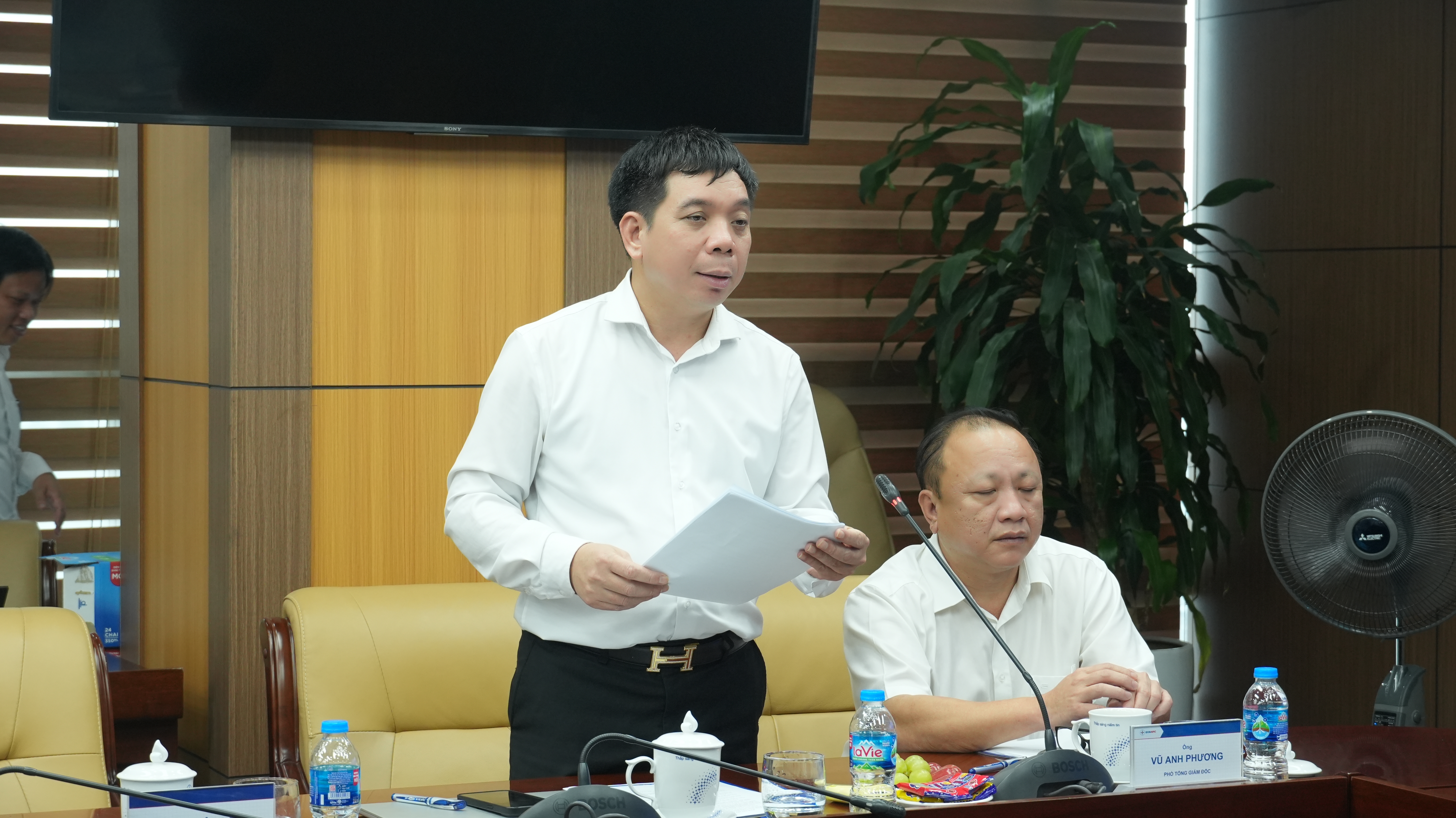 Ông Nguyễn Danh Đức - Phó Trưởng Ban Kỹ thuật EVNNPC thông tin về các giải pháp của EVNNPC chuẩn bị cho mùa nắng nóng