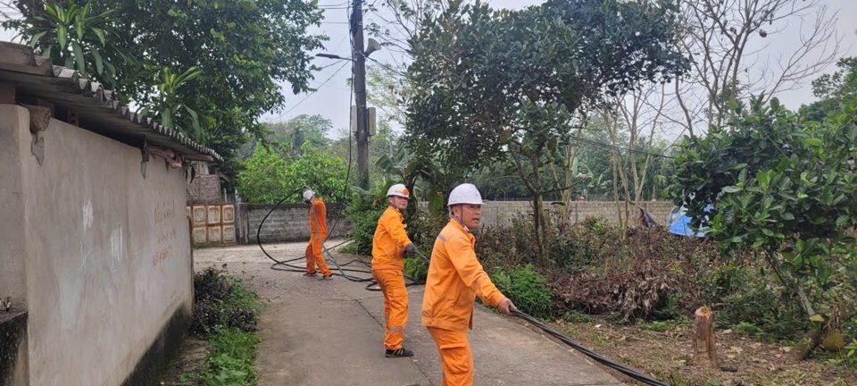 56.2. Nhân viên Tổ QLTH Bảo Thắng kéo bổ xung dây dẫn chống quá tải đường dây 0,4kV sau TBA Thôn My xã Bảo Thắng