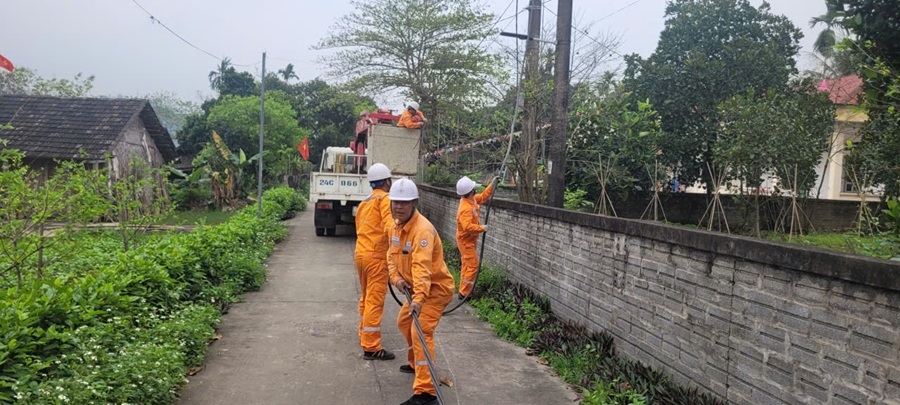 Đội QLĐLKV Bảo Thắng nâng cao độ tin cậy cung cấp điện, sẵn sàng cấp điện mùa nắng nóng