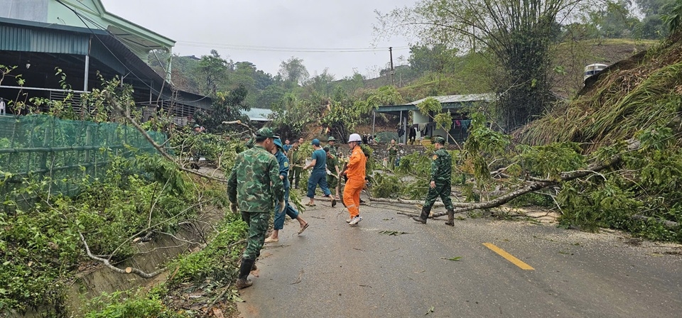 57.2. Đội QLĐLKV Mường Khương phối hợp với chính quyền địa phương phát dọn cây bị đổ