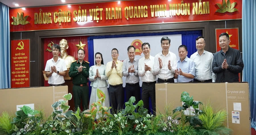 Đảng bộ Tập đoàn Điện lực Việt Nam và Đảng bộ Tổng công ty Điện lực miền Bắc thăm và tặng quà tại Đặc khu Bạch Long Vĩ