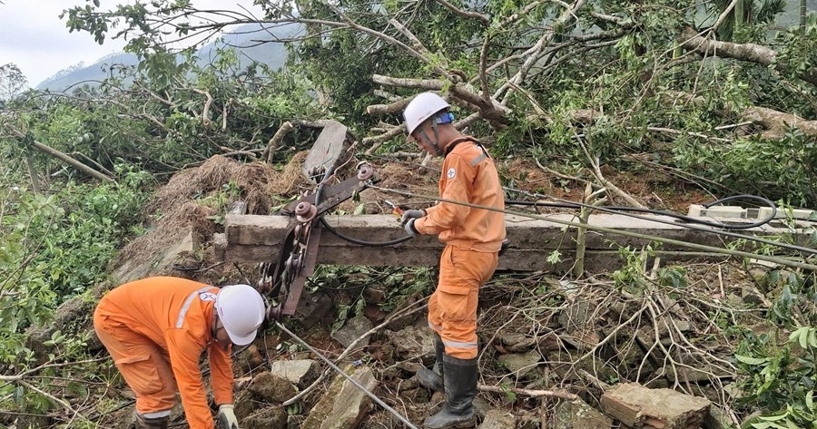 Đội Quản lý Điện lực khu vực Trấn Yên (Công ty Điện lực Lào Cai) khẩn trương khắc phục sự cố lưới điện do giông lốc tại xã Thượng Bằng La