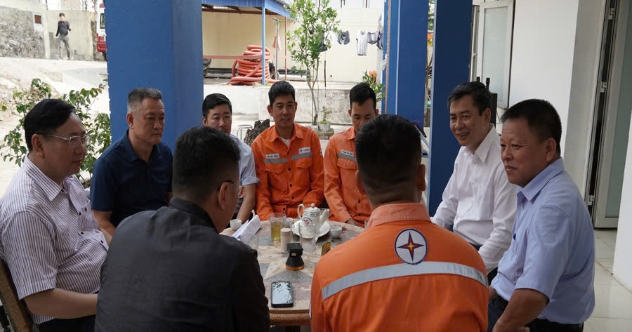 Đảng bộ Tập đoàn Điện lực Việt Nam và Đảng bộ Tổng công ty Điện lực miền Bắc thăm Đội QLĐL khu vực Bạch Long Vĩ