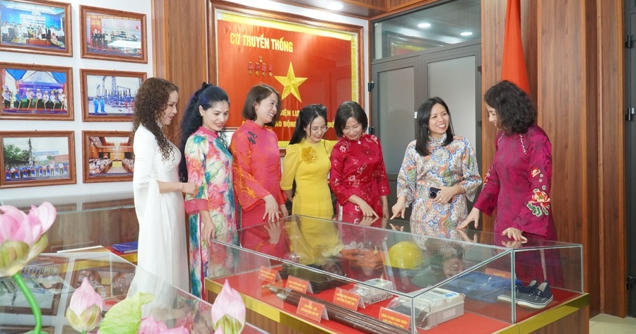Công ty Điện lực Bắc Ninh tổ chức tham quan Phòng truyền thống cho nữ cán bộ công nhân viên khối Cơ quan