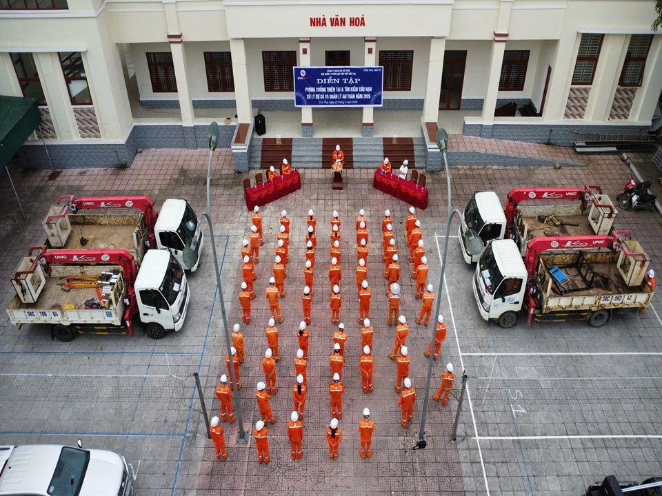 Hình 1 Toàn cảnh lực lượng tham gia diễn tập PCTT&TKCN, xử lý sự cố và quản lý an toàn năm 2026 tại Điện lực Đức Thọ.