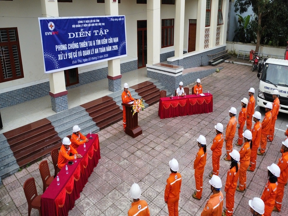 Hình 2 Ông Trần Văn Nam - Q.Đội trưởng Đội QLDLKV Đức Thọ, Trưởng Ban Chỉ huy diễn tập quán triệt, triển khai nhiệm vụ trước khi thực hiện diễn tập.