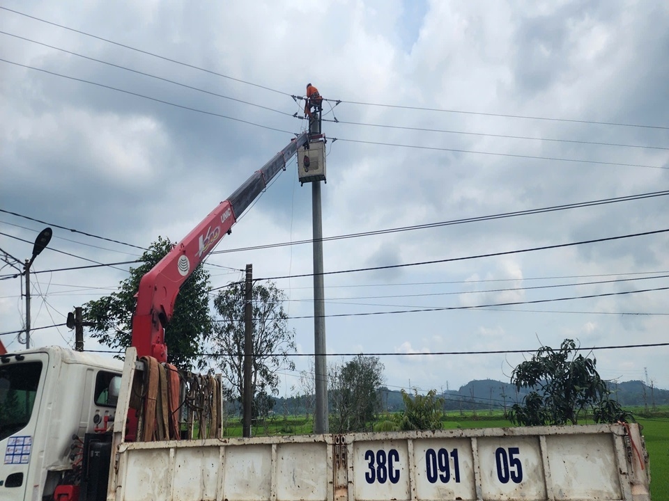 Hình 4 Đội QLĐLKV Hương Khê hỗ trợ