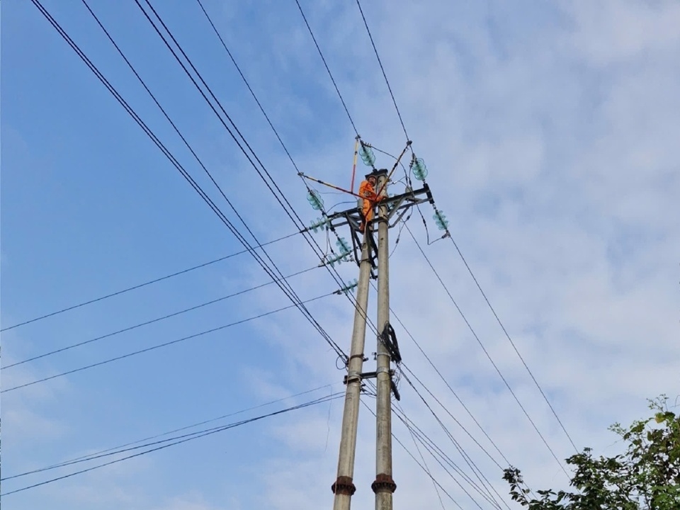 Hình 5 Đội QLĐLKV Đức Thọ thực hiện vệ sinh, lau chùi sứ cách điện.