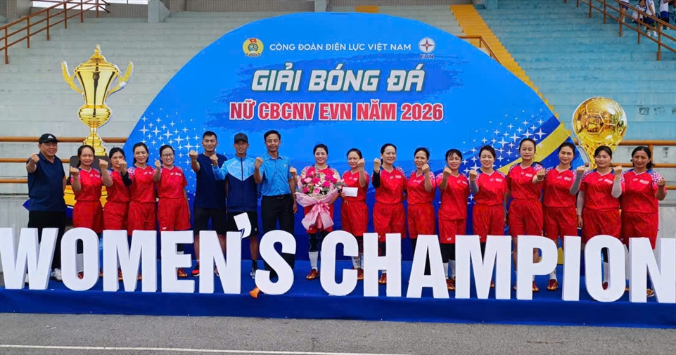 Chùm ảnh: Khoảnh khắc đẹp của tập thể nữ cầu thủ EVNNPC tại chung kết Giải bóng đá giao hữu nữ CBCNV EVN 2026