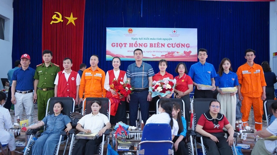 80. 1. Đại diện các cơ quan, đơn vị tham gia hiến máu chụp ảnh cùng Ban chỉ đạo