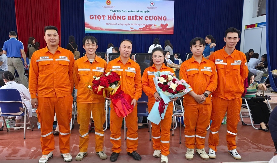 80. 2. CBCNV Đội QLĐLKV MƯờng Khương tham gia hiến máu