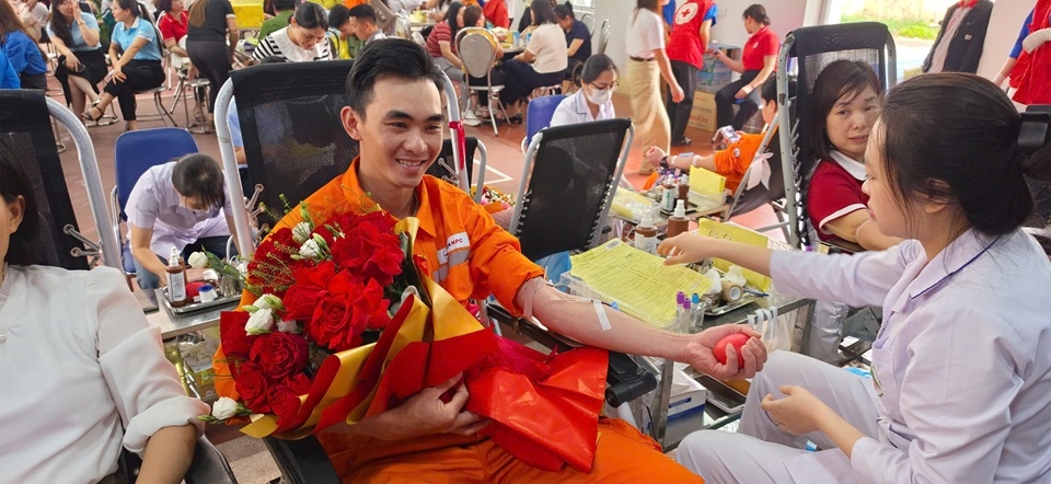 80. 3. Anh Trần Thanh Tùng – Tổ QLTH Mường Khương lần đầu tham gia hiến máu