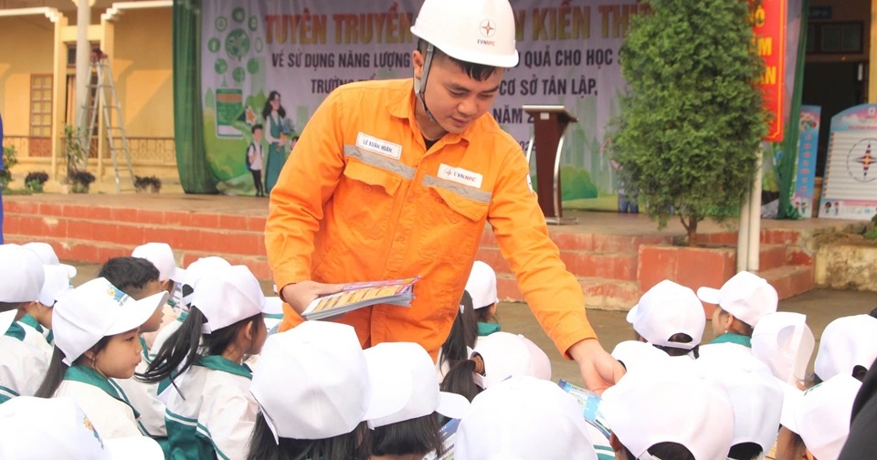 Công ty Điện lực Sơn La đẩy mạnh tuyên truyền sử dụng năng lượng tiết kiệm và hiệu quả trong trường học