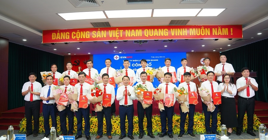 Công ty Điện lực Tuyên Quang công bố quyết định đổi tên các Đội Quản lý điện lực khu vực và điều chỉnh chức danh lãnh đạo