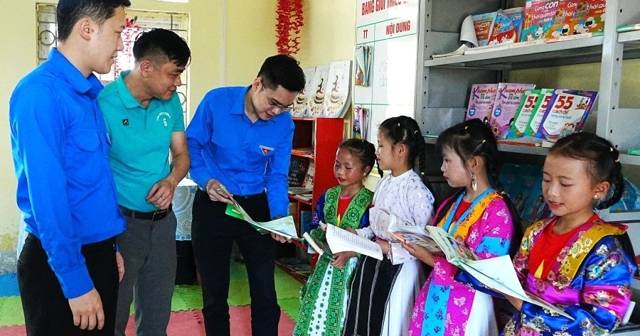 Tuổi trẻ Điện lực Tuyên Quang mang ánh sáng đến xã biên giới Thắng Mố