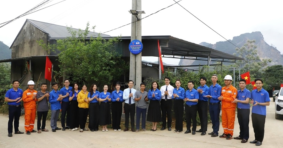 Đoàn Thanh niên Công ty Điện lực Thái Nguyên thắp sáng đường quê, lan tỏa thông điệp tiết kiệm điện mùa nắng nóng