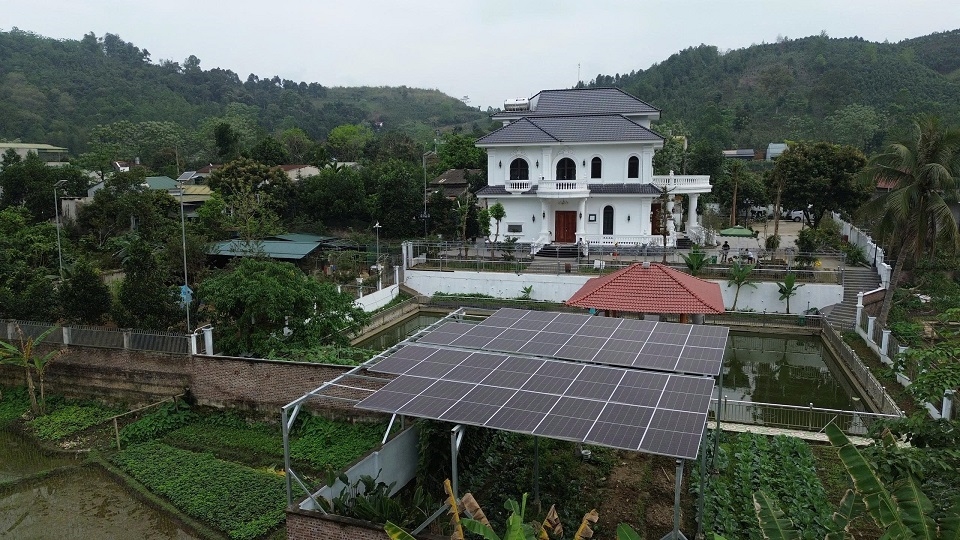 6.5 Toàn cảnh khu nhà vườn của gia đình ông Khánh tại Bát Xát, nơi lắp hệ thống điện mặt trời.