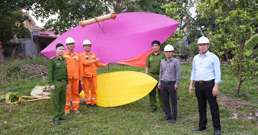 Phóng sự: Ngăn chặn nguy cơ sự cố lưới điện từ việc thả diều