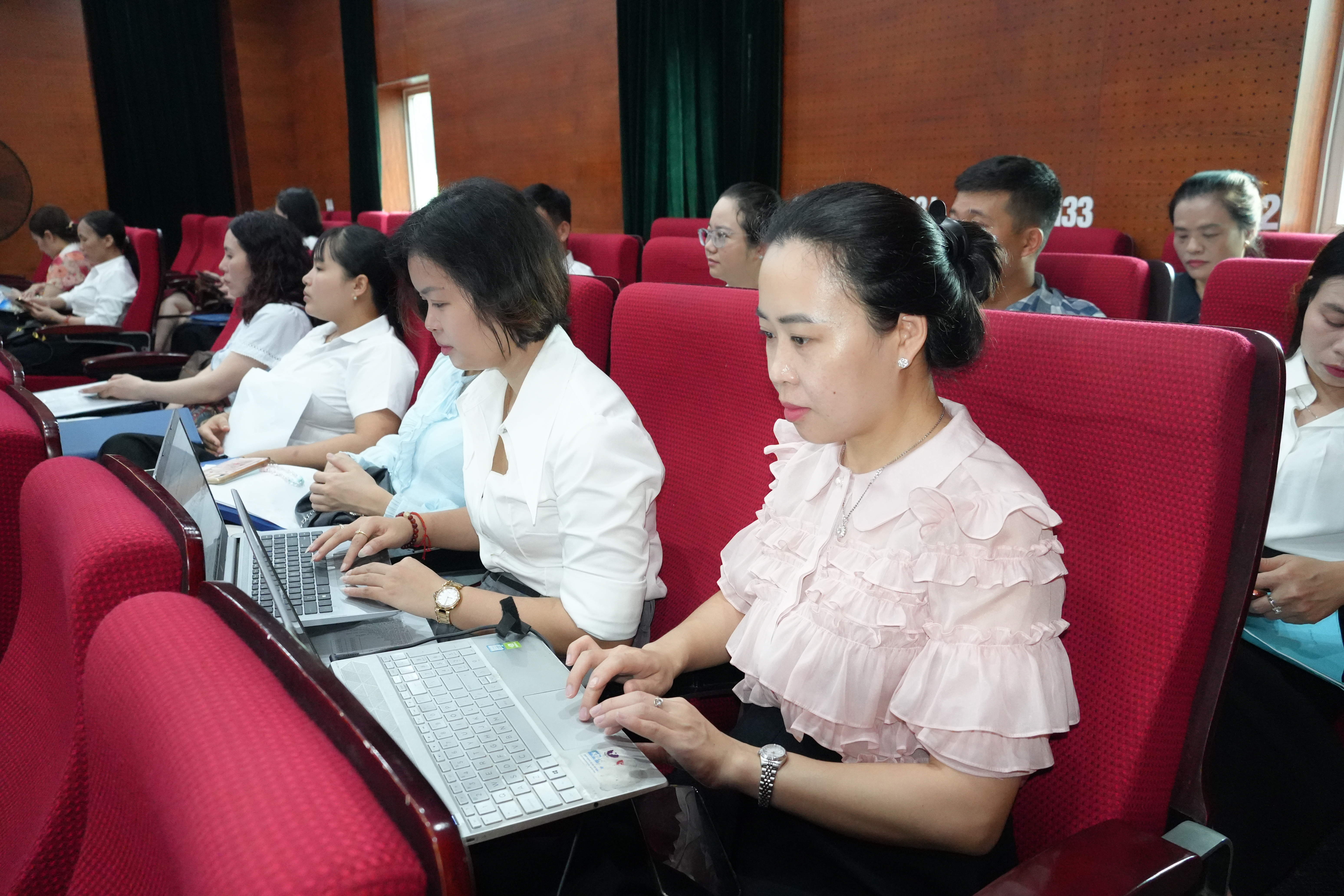 Học viên học và thực hành trên thiết bị