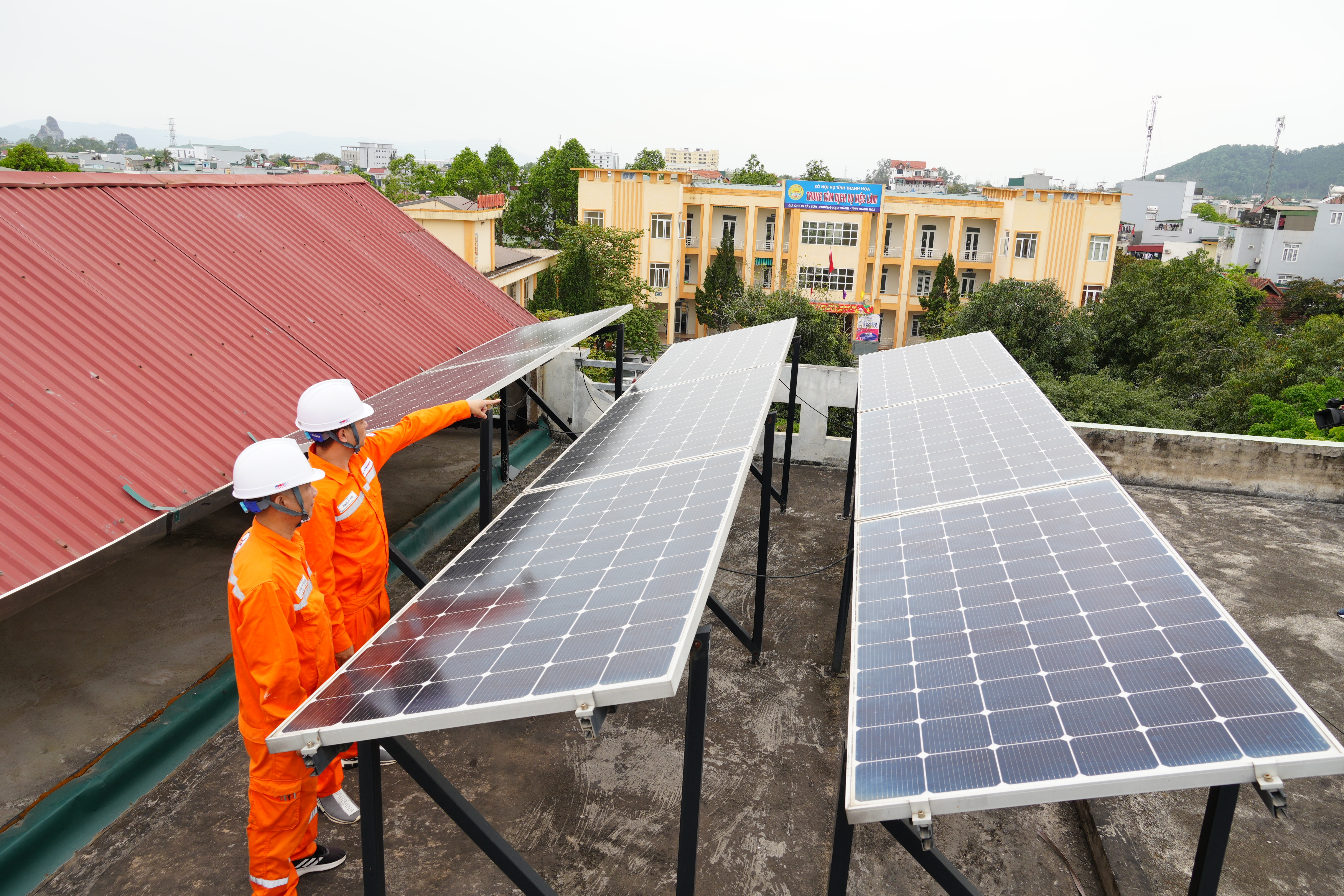 Hệ thống điện MTMN tự sản xuất, tự tiêu thụ của hộ gia đình CBCNV Công ty Điện lực Thanh Hóa