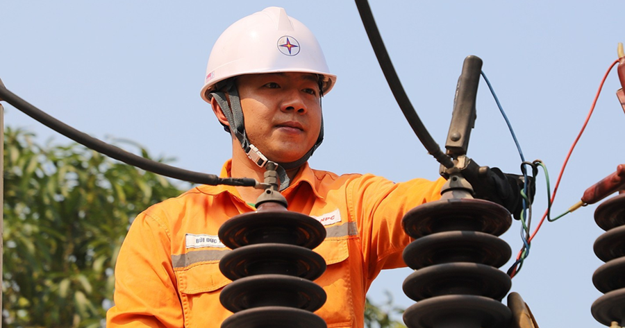 Vượt "chảo lửa" đẩy nhanh tiến độ các dự án lưới điện mùa nắng nóng
