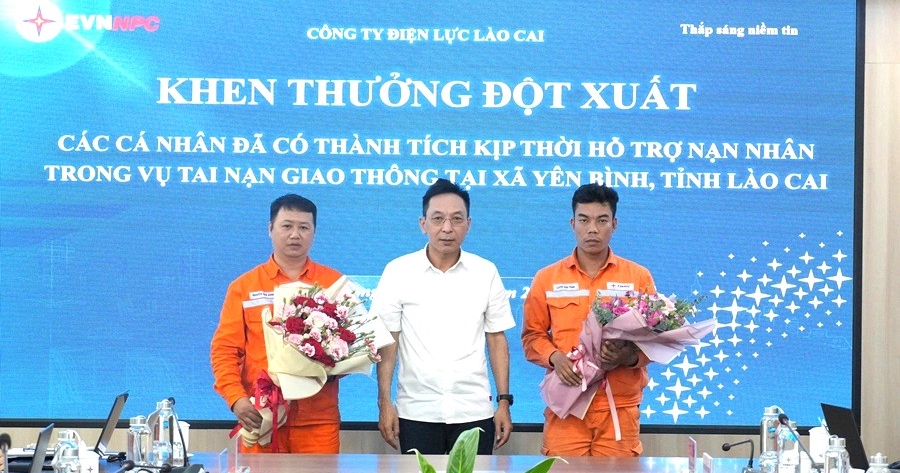 Công ty Điện lực Lào Cai khen thưởng đột xuất 2 nhân viên Điện lực Yên Bái kịp thời cứu người bị tai nạn giao thông