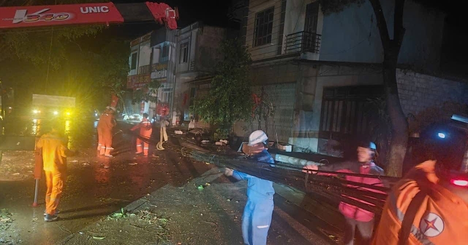 Ngành Điện miền Bắc xuyên đêm khắc phục sự cố sau mưa dông, mưa đá – chủ động khuyến cáo an toàn cho người dân