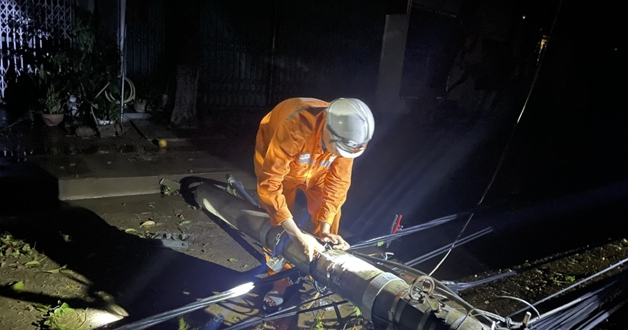 Điện lực Bắc Hà xuyên đêm khắc phục sự cố, khôi phục cấp điện