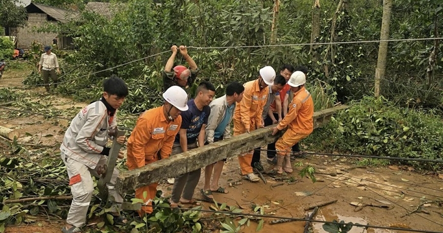 Điện lực Bảo Yên: Nhanh chóng khắc phục sự cố lưới điện sau mưa dông, sạt lở
