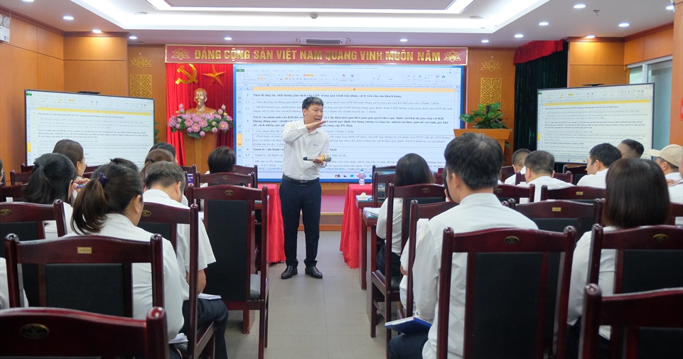 Trung tâm Chăm sóc khách hàng EVNNPC: Nâng cao nghiệp vụ, sẵn sàng phục vụ khách hàng mùa nắng nóng 2026