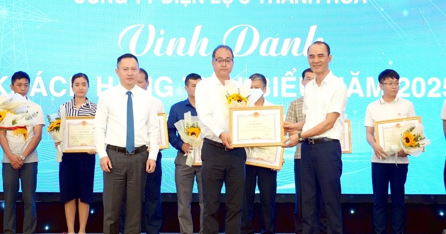 Đồng hành cùng khách hàng, bảo đảm điện cho tăng trưởng bền vững