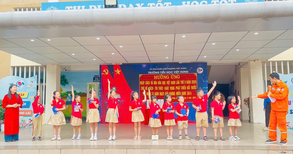 Công ty TNHH MTV Thí nghiệm điện miền Bắc tuyên truyền tiết kiệm điện và tặng sách cho học sinh nhân ngày Văn hóa đọc Việt Nam 21/4