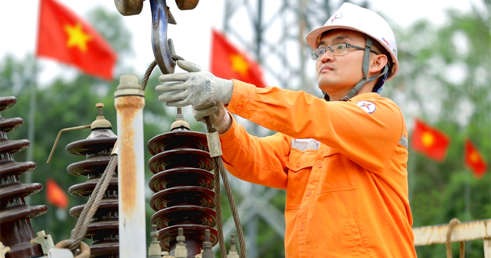 EVNNPC: Những ca trực thầm lặng giữ sáng dòng điện dịp Lễ 30/4 và 1/5