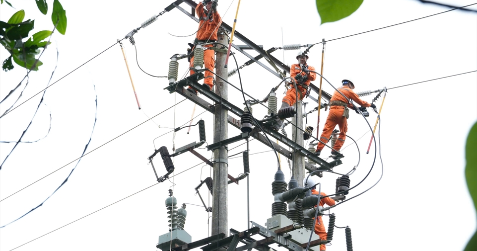 EVNNPC: Những “vệ sĩ” thầm lặng phía sau ánh sáng triệu mái nhà dịp Lễ 30/4 và 1/5