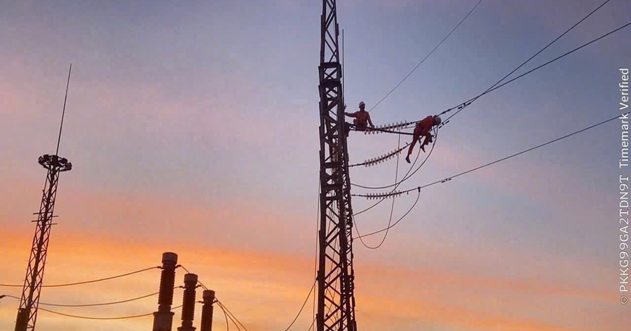 Những người thợ điện Hà Tĩnh "gác niềm riêng", thức cùng dòng điện xuyên kỳ nghỉ lễ