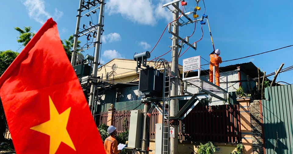 Chùm ảnh: Những người thợ điện EVNNPC thầm lặng giữ dòng điện xuyên kỳ nghỉ Lễ 30/4 - 1/5