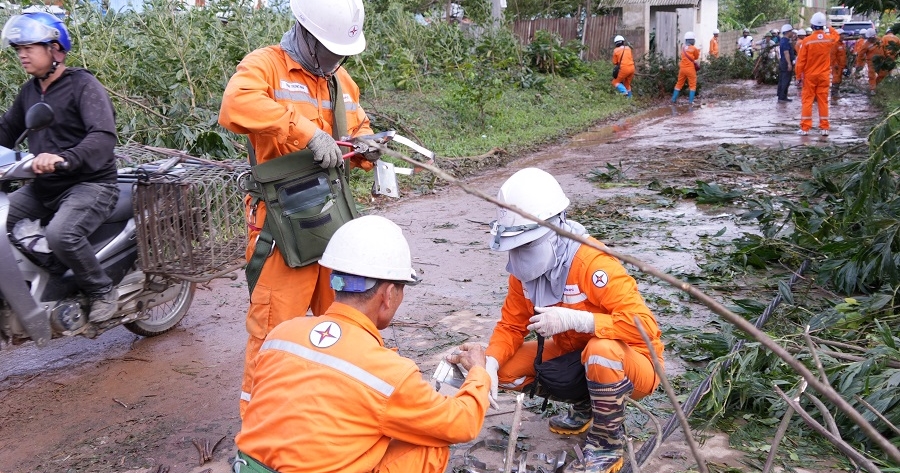 Xuyên đêm khắc phục sự cố lưới điện do dông lốc: Công ty Điện lực Thái Nguyên nỗ lực cao nhất để sớm cấp điện trở lại