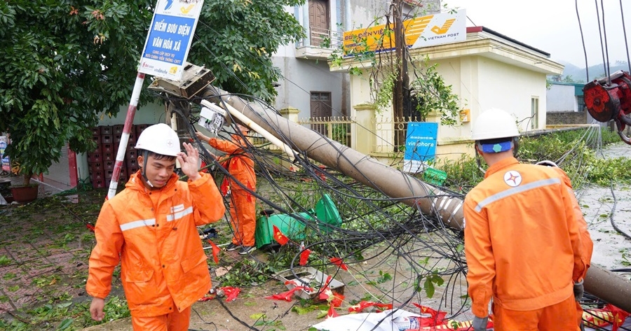 Xuyên đêm khắc phục sự cố lưới điện do dông lốc và mưa đá tại xã Phú Lương