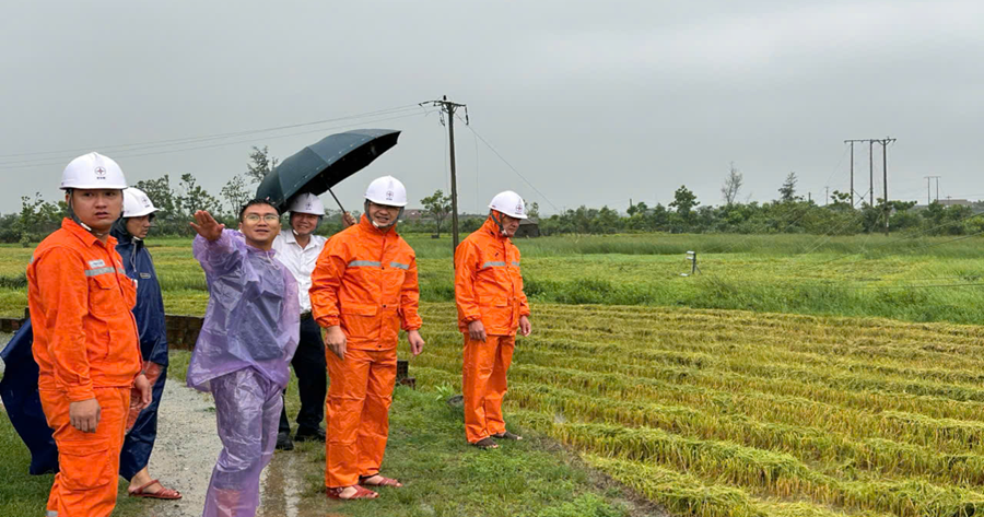 Công ty Điện lực Hà Tĩnh khẩn trương khắc phục ảnh hưởng lưới điện sau mưa giông, sét