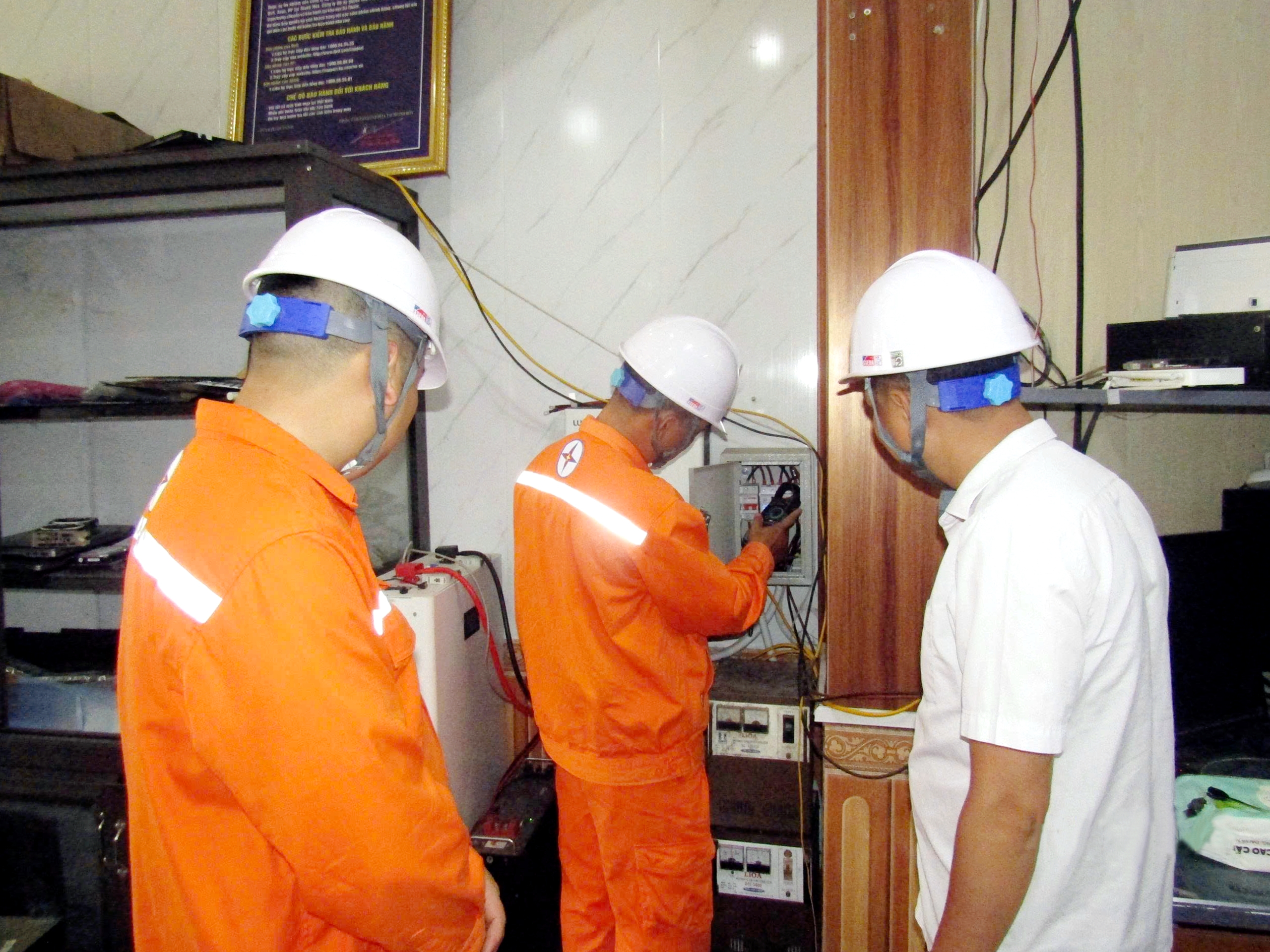ĐL Bá Thước kiểm tra hệ thống lắp năng lượng MTMN của khách hàng nhằm đảm bảo theo quy định về an toàn (1)