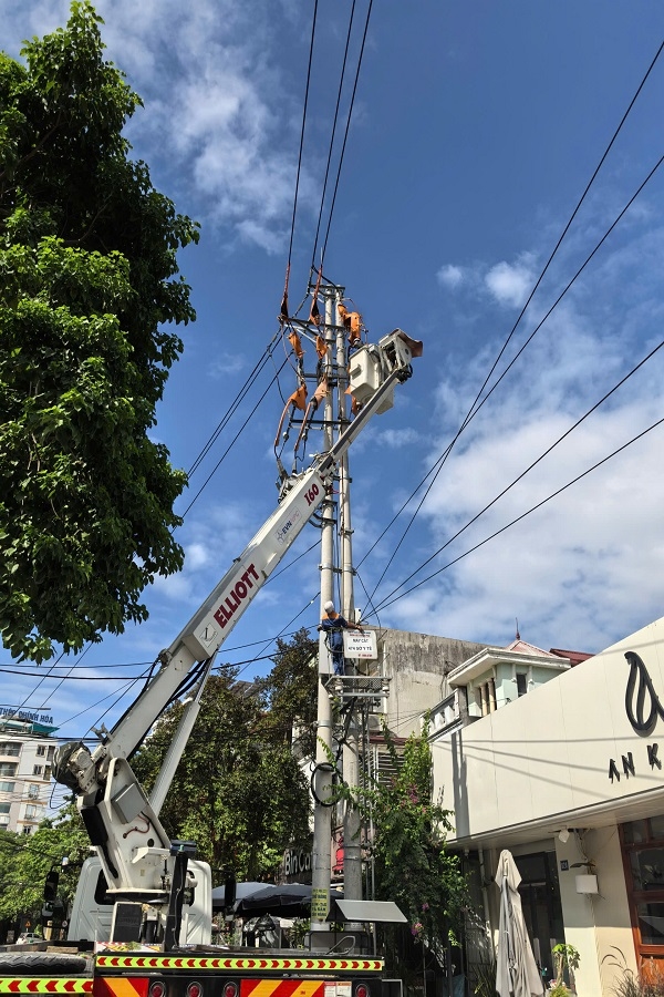 Doi hotline lam viec ngay nang nong 3