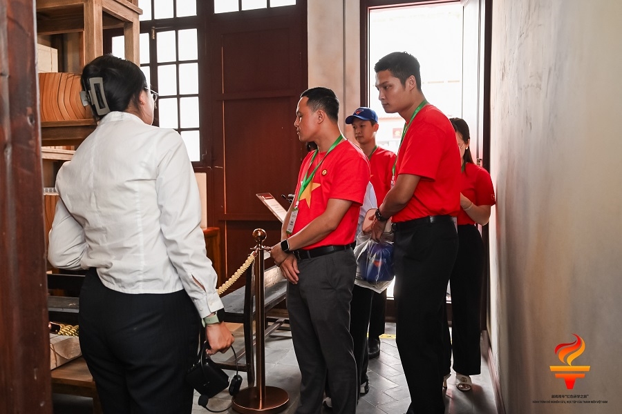 gap mat thanh nien Tuyen Quang tai Trung Quoc 2