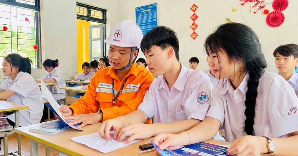 Điện lực Mường Ảng (Công ty Điện lực Điện Biên) trang bị kỹ năng an toàn điện cho học sinh trước kỳ nghỉ hè