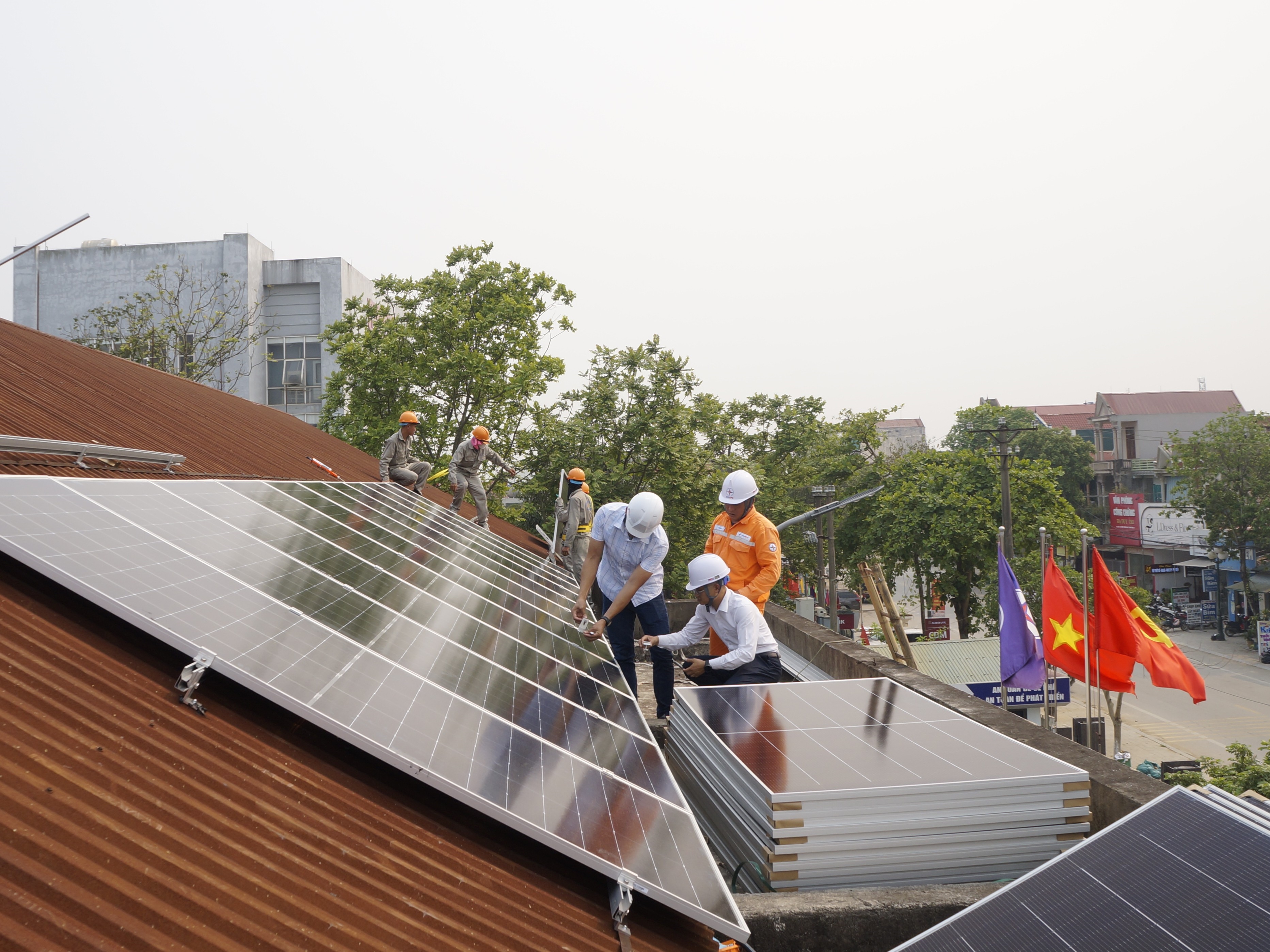 Lắp đặt hệ thống Điện MTMN tự sản xuất, tự tiêu thụ tại trụ sở làm việc các đơn vị trực thuộc Công ty Điện lực Thanh Hóa