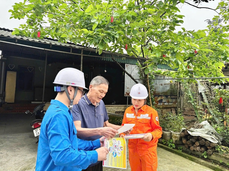 CBCNV Công ty Điện lực Nghệ An tăng cường công tác tuyên truyền người dân sử dụng điện tiết kiệm, an toàn và hiệu quả
