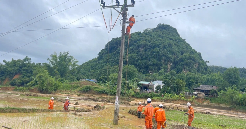 Chủ động ứng phó mưa lũ, Công ty Điện lực Sơn La nhanh chóng khôi phục cấp điện